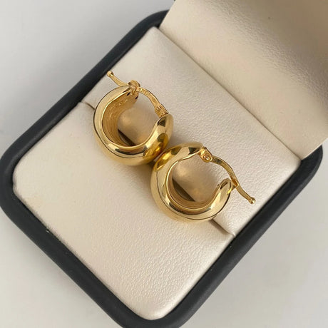 18k Yellow Gold Puffed Round Hoop Earrings Detail